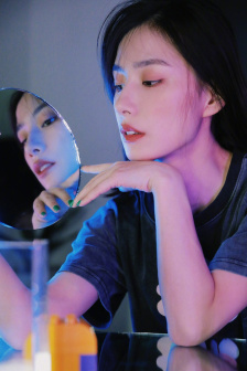 他把手探到我的衣服里作文